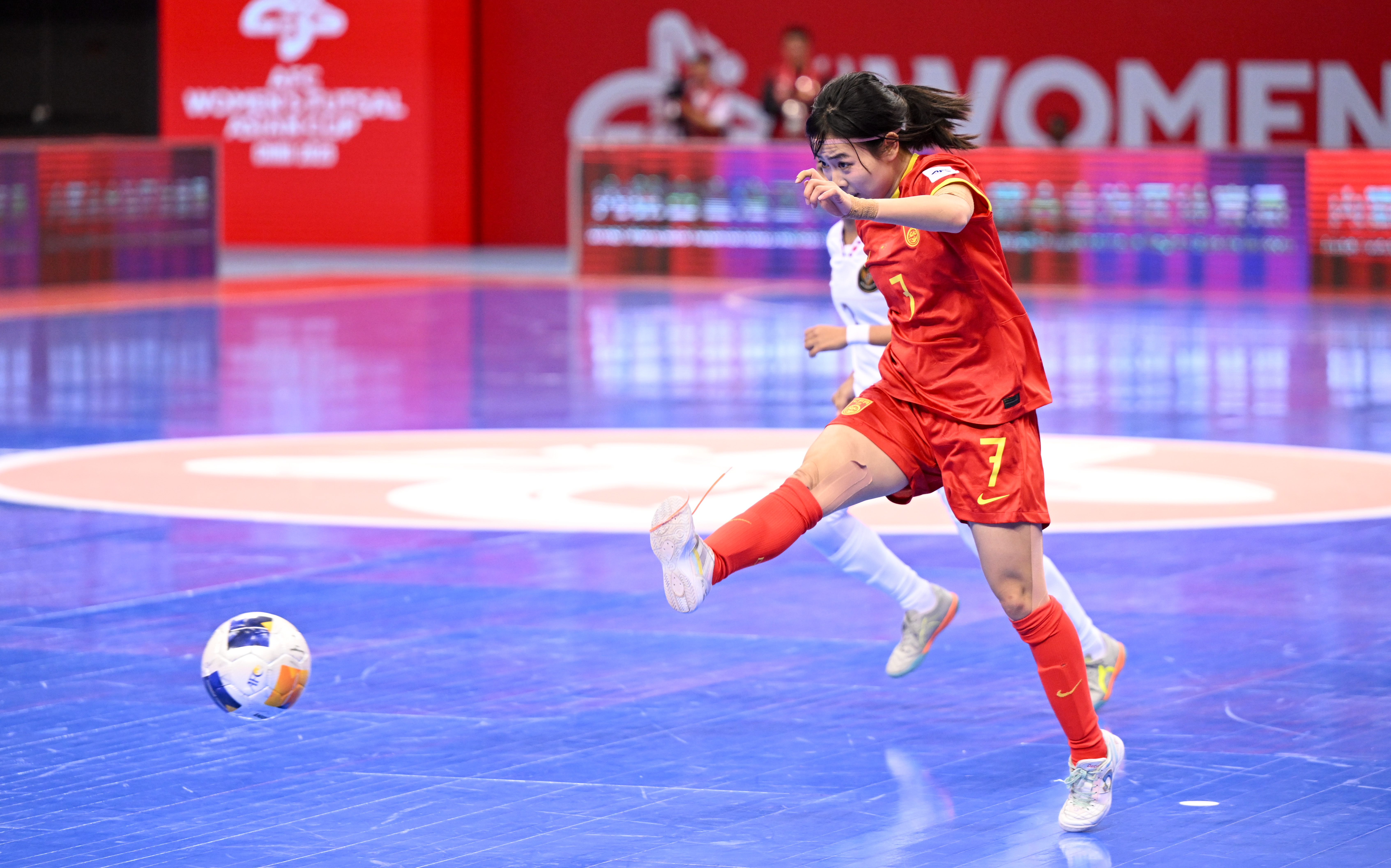 国际女子足球赛中，中国队再次获得好成绩