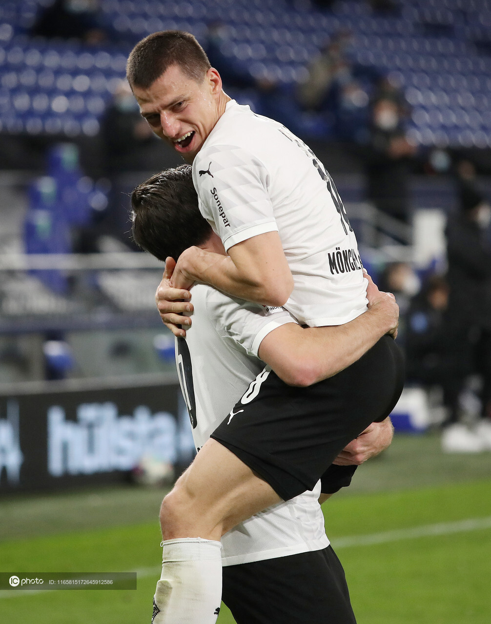 半岛体育入口-门兴格拉德巴赫向沙尔克发起挑战的简单介绍