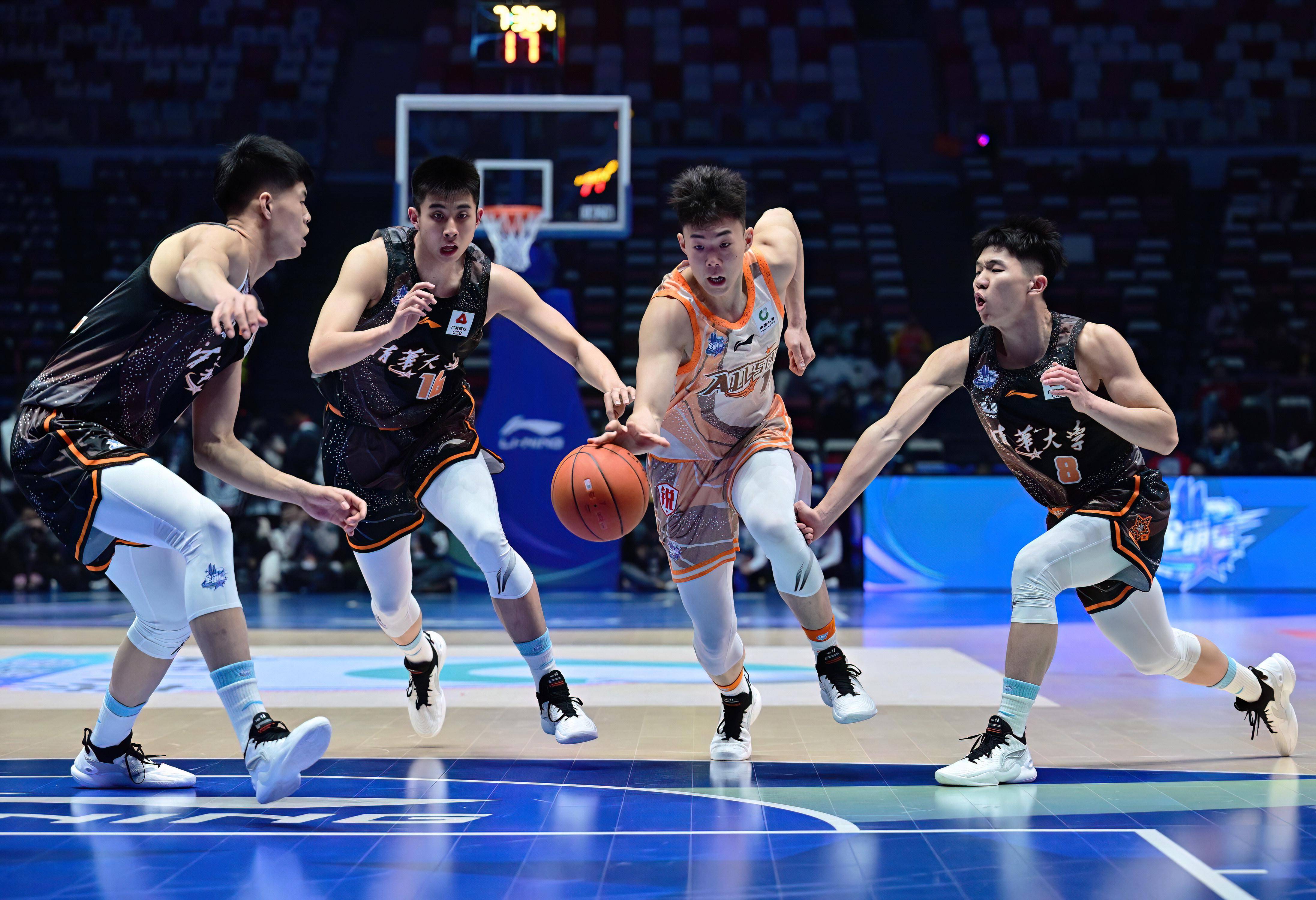 半岛体育在线登录-国内球员表现抢眼，CBA联赛竞争激烈