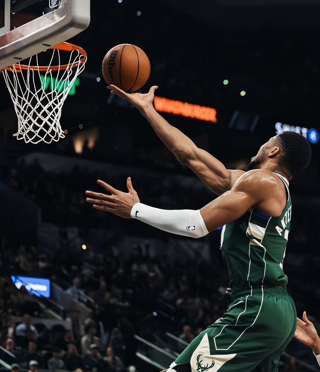 精湛的球技展现出神勇,令人赞叹 精湛的球技展现出神勇,令人赞叹