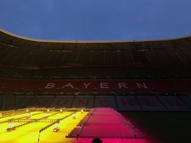 包含拜仁慕尼黑球迷怀着信念前往球场的词条