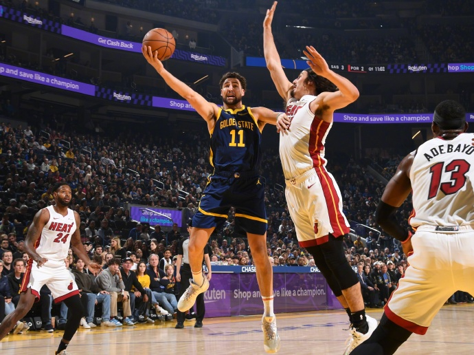 半岛体育网站-江苏男篮在比赛中大比分取胜