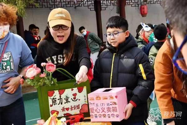 包含小学生义卖筹款，帮助贫困家庭的词条