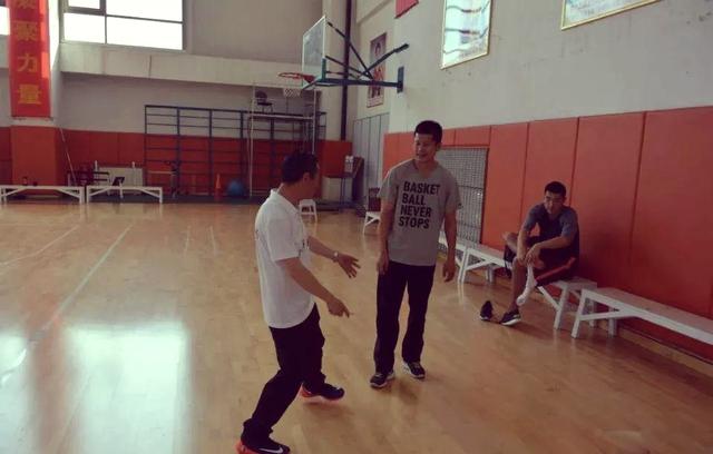篮球战术演练实地进行，集体配合默契