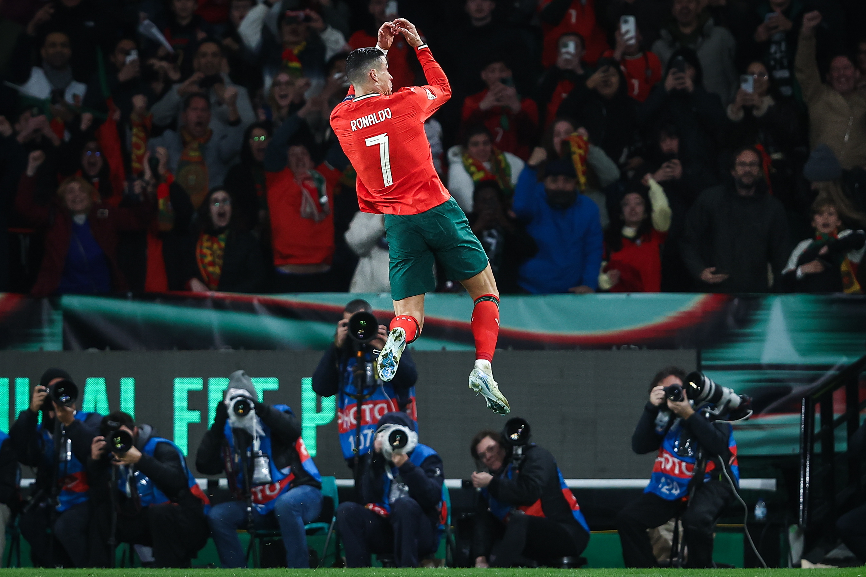 半岛体育在线-葡萄牙队获胜争夺小组第一，晋级16强