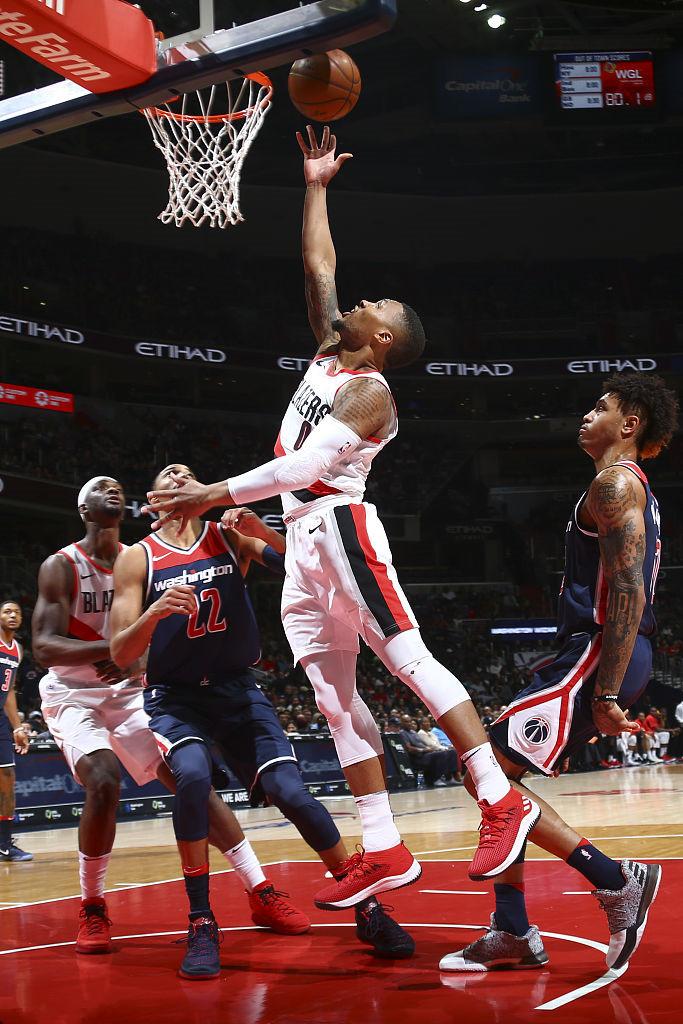 半岛体育登录入口-奇才队惊险逆转冲刺战胜黄蜂队