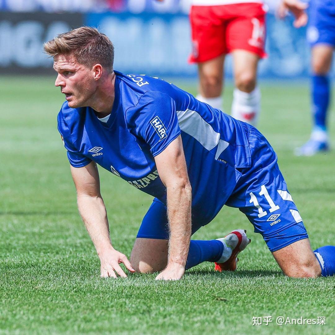 沙尔克防线频频失守，需加强防守