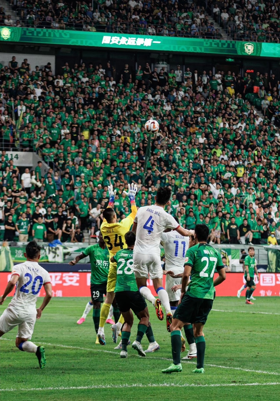 半岛体育视频-紧张局势！足球比赛中的关键战术