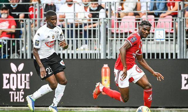 半岛体育官方入口-布雷斯特队在主场比赛中大胜对手，提升信心